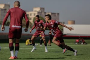 Igor Cariús durante treino no Atlético-GO