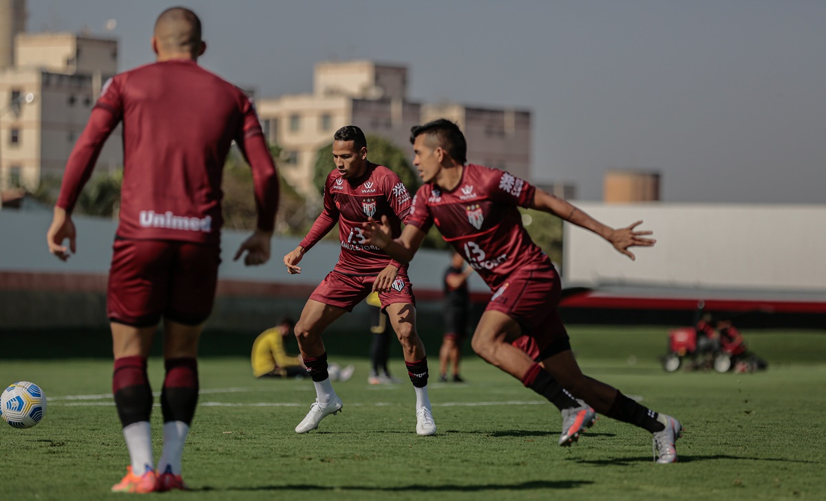 Igor Cariús durante treino no Atlético-GO