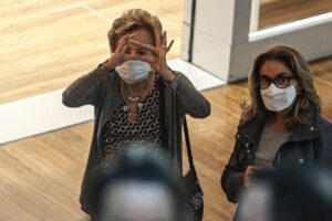 Atriz posou para fotos com fãs e fez o gesto de coração. Glória Menezes faz primeira aparição após morte de Tarcísio Meira