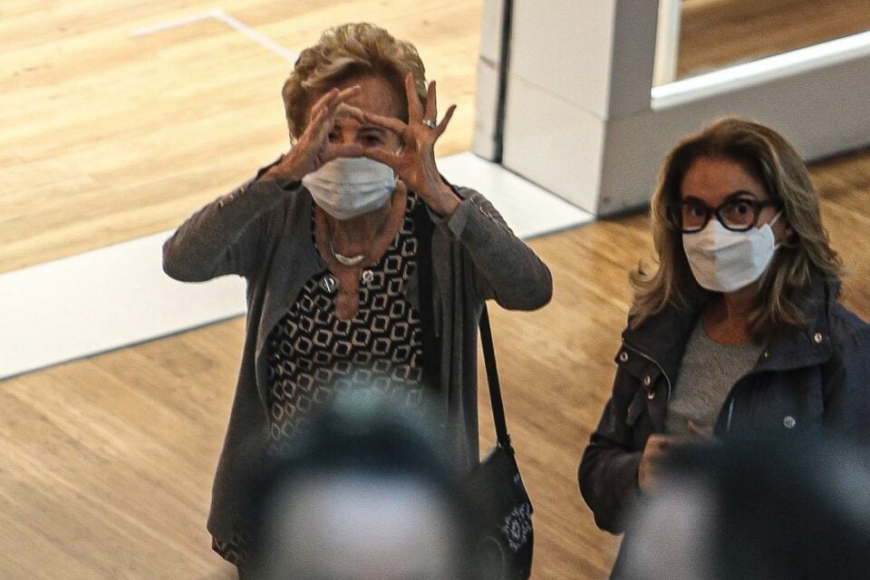 Atriz posou para fotos com fãs e fez o gesto de coração. Glória Menezes faz primeira aparição após morte de Tarcísio Meira