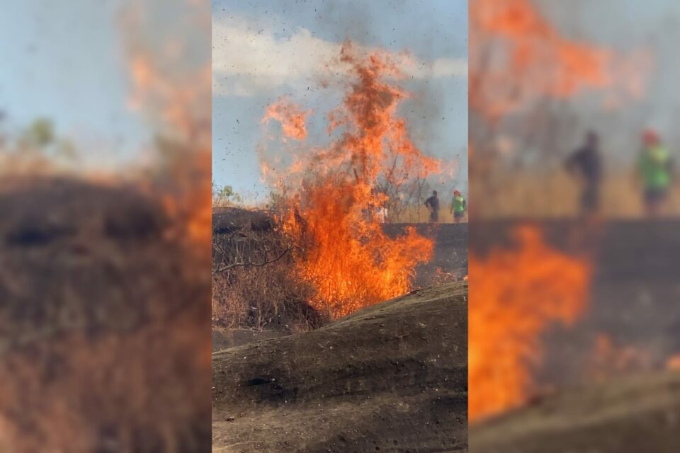 Cerca de 100 turistas ficaram ilhados em meio a incêndio na Chapada dos Veadeiros, em Alto Paraíso. As chamas atingem a região do Vale da Lua