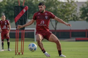 Zé Roberto em treino no Atlético-GO