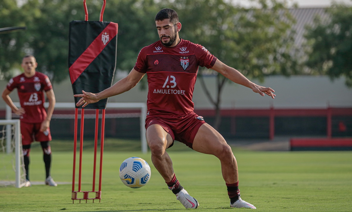 Zé Roberto em treino no Atlético-GO