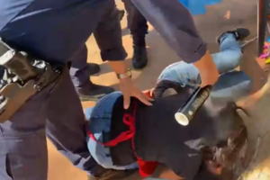 Equipe que jogou spray de pimenta em mãe e adolescente que trabalhavam em barraca de espetinho é afastada por GCM, em Goiânia.(Foto: Reprodução/TV Anhanguera)