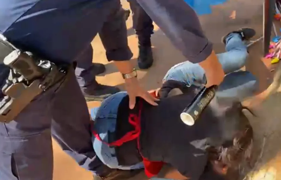 Equipe que jogou spray de pimenta em mãe e adolescente que trabalhavam em barraca de espetinho é afastada por GCM, em Goiânia.(Foto: Reprodução/TV Anhanguera)