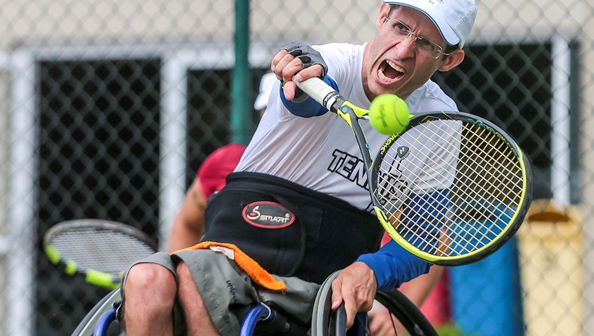 Augusto Fernandes durante competição de tênis de cadeira de rodas