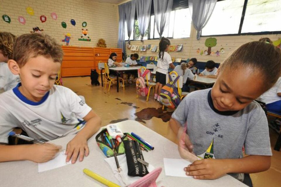 Crianças durante aula em creche antes da pandemia
