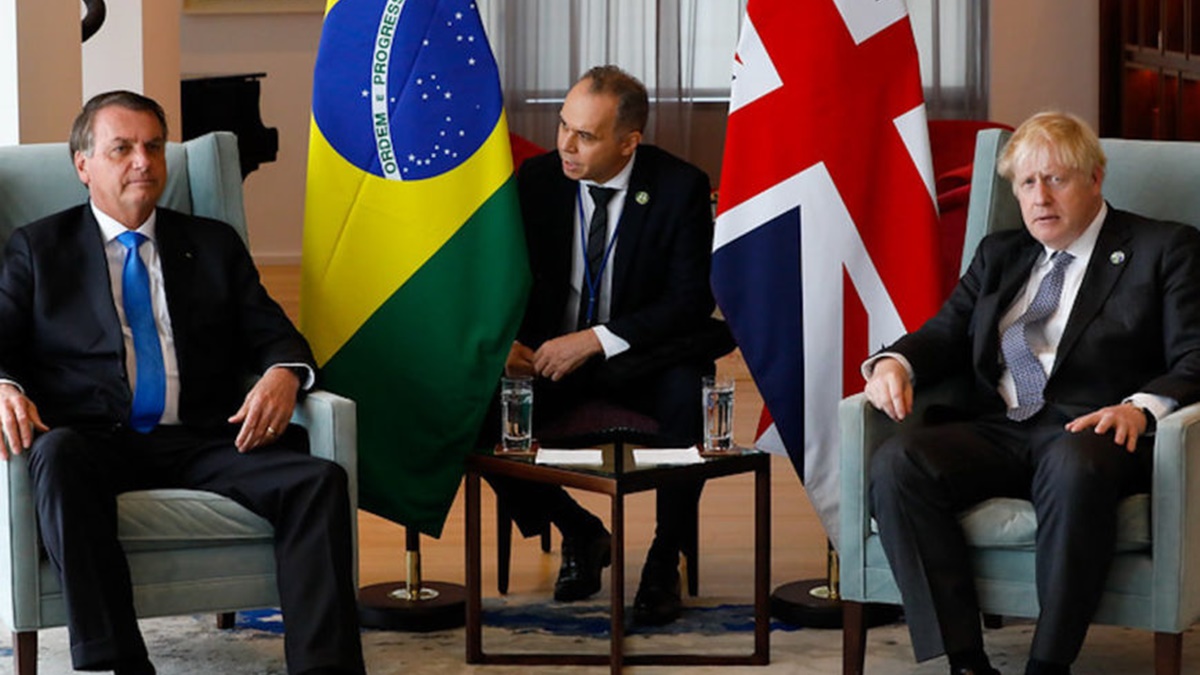 Primeiro-ministro do Reino Unido sugere que Bolsonaro se vacine contra Covid