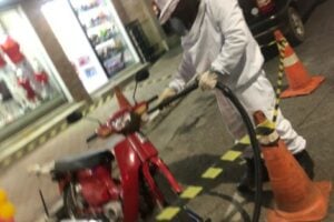 Enxame de abelhas ocupa moto estacionada em Caldas Novas