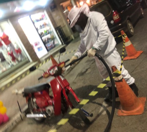 Enxame de abelhas ocupa moto estacionada em Caldas Novas