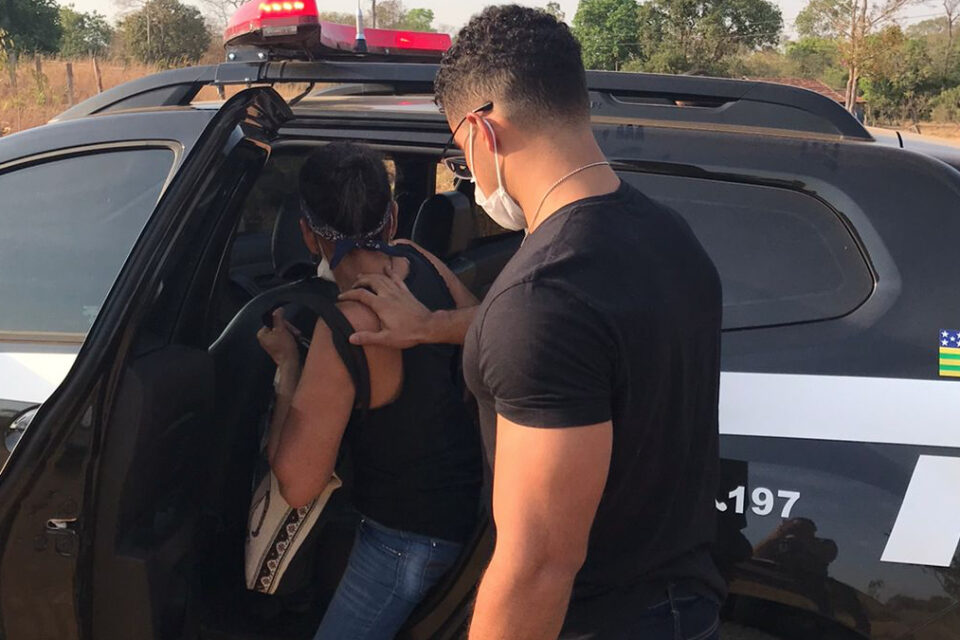 Uma mulher de 48 anos foi presa na terça-feira (14) suspeita de se apropriar da aposentadoria de idosos na cidade de Mara Rosa (Foto: Divulgação - PC)