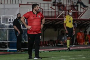 Eduardo Barroca em jogo do Atlético-GO