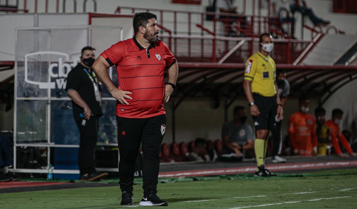 Eduardo Barroca em jogo do Atlético-GO