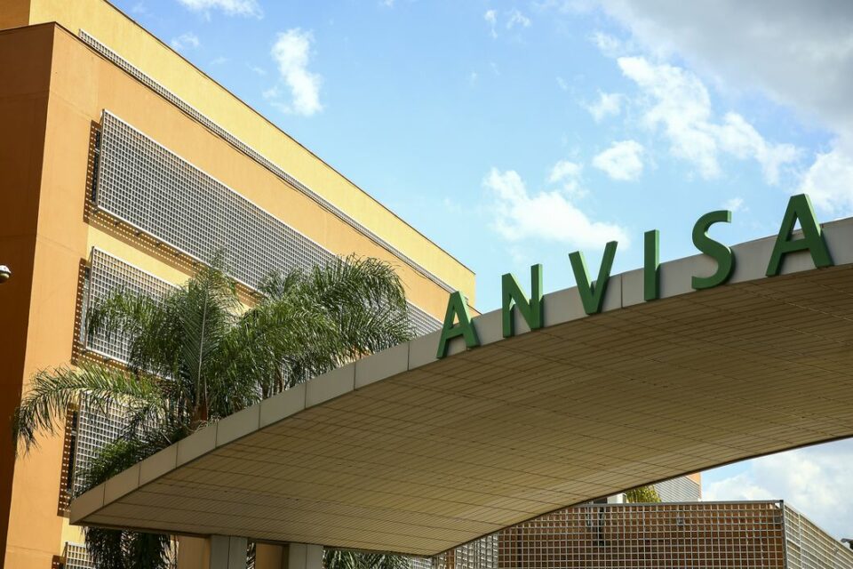 Diretores da Anvisa recebem e-mail com ameaças por vacinação em crianças