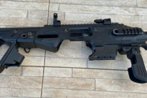 Kit rajada - Armas, drogas e colete balístico foram apreendidos pela PM após confronto em Goiânia. Troca de tiros terminou com morte de suspeito de tráfico