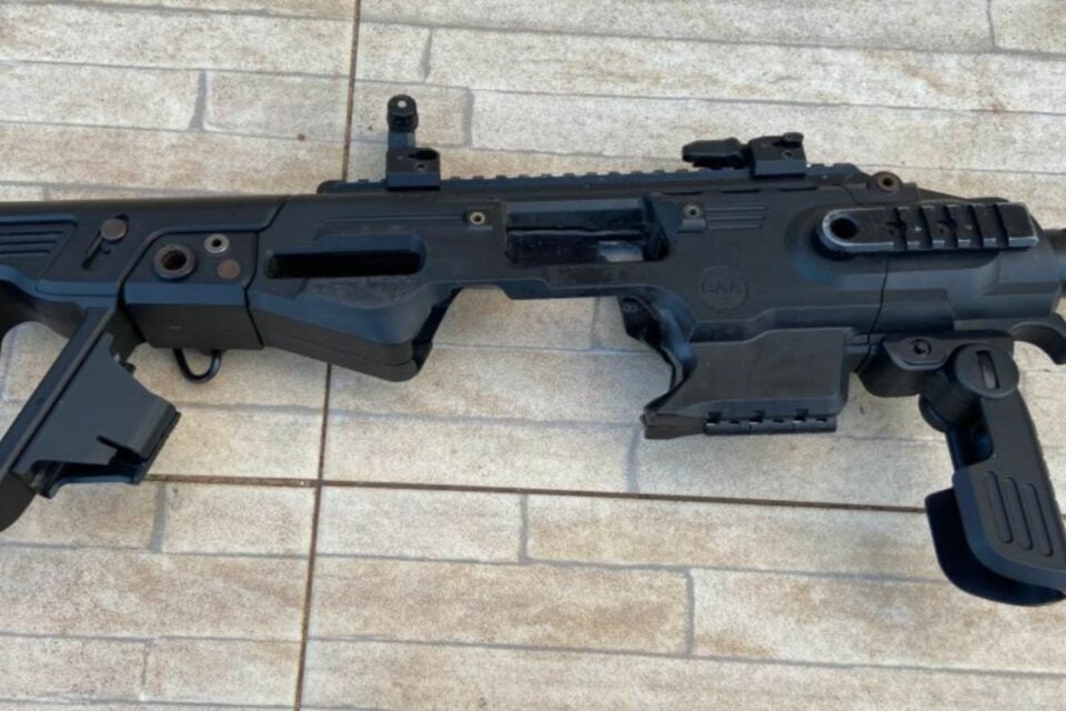 Kit rajada - Armas, drogas e colete balístico foram apreendidos pela PM após confronto em Goiânia. Troca de tiros terminou com morte de suspeito de tráfico