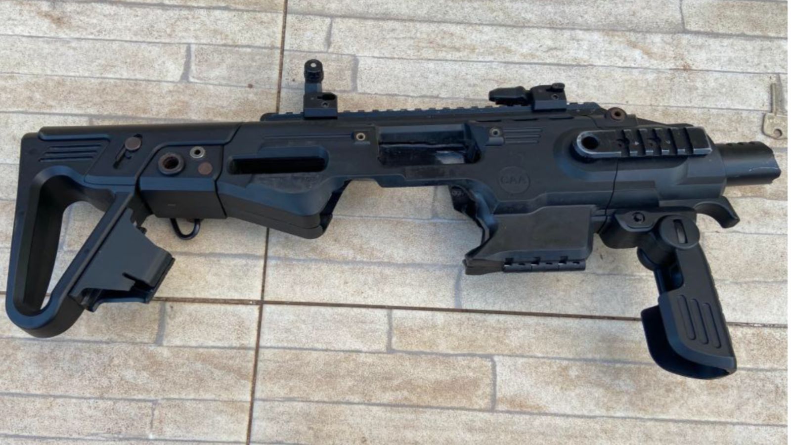 Kit rajada - Armas, drogas e colete balístico foram apreendidos pela PM após confronto em Goiânia. Troca de tiros terminou com morte de suspeito de tráfico