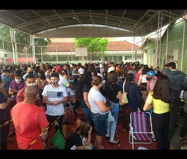 A vacinação de adolescentes contra Covid causou aglomeração em Itumbiara, na manhã desta quinta-feira (16). (Foto: reprodução/redes sociais)