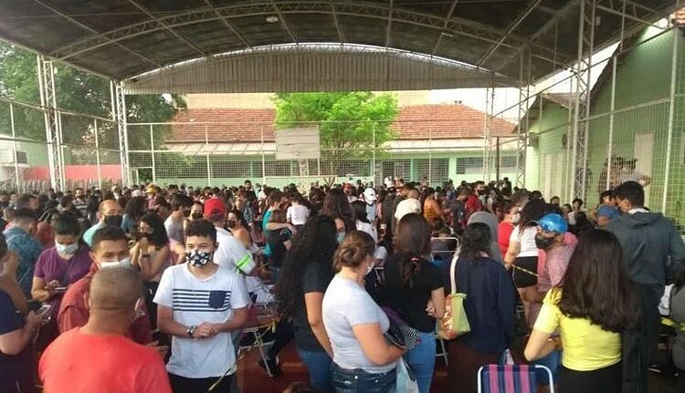 A vacinação de adolescentes contra Covid causou aglomeração em Itumbiara, na manhã desta quinta-feira (16). (Foto: reprodução/redes sociais)