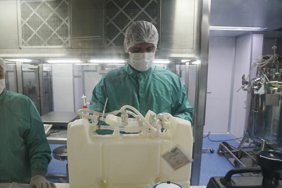 Fiocruz recebe na quarta insumos para produzir 5,2 milhões de doses