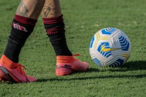 Jogador de futebol com a bola no pé