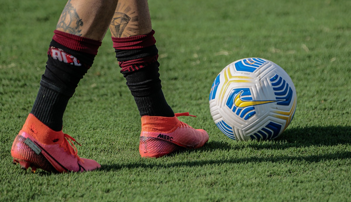 Jogador de futebol com a bola no pé