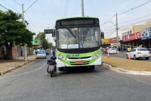 Motociclista bate em carro, cai, é atropelado por ônibus e morre, em Goiânia