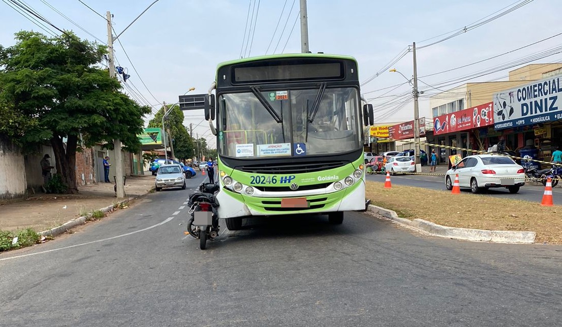 Motociclista bate em carro, cai, é atropelado por ônibus e morre, em Goiânia