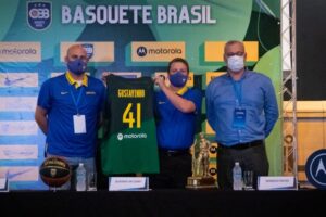 Gustavo De Conti (centro) é apresentado na seleção brasileira de basquete