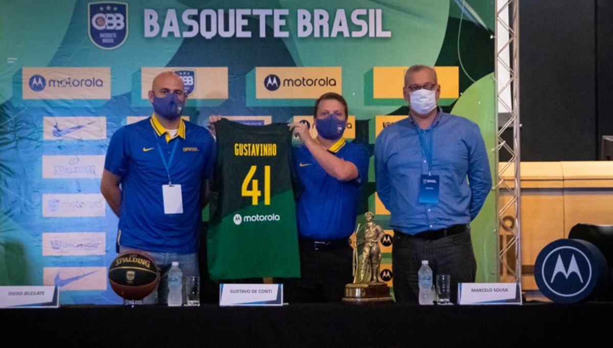 Gustavo De Conti (centro) é apresentado na seleção brasileira de basquete