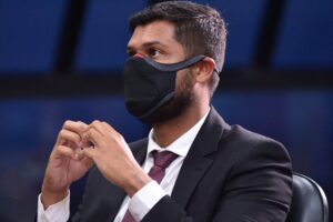 Romário Policarpo com as mãos em forma de coração