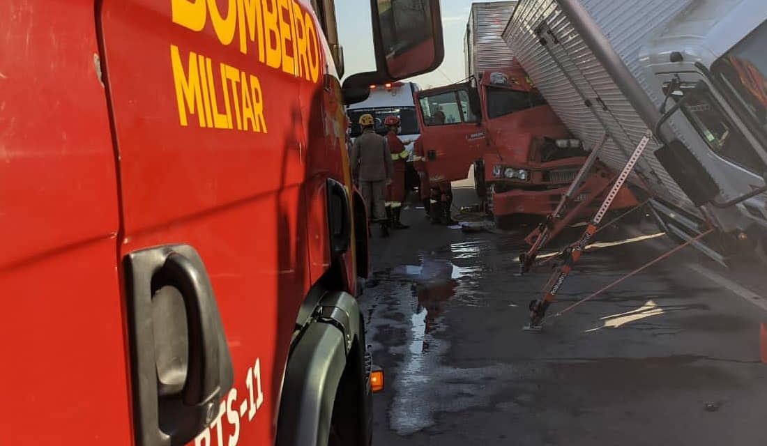Um caminhoneiro ficou preso às ferragens ao bater em um outro caminhão na BR-153, em Goiânia. O acidente aconteceu na manhã desta sexta-feira (3) - Caminhoneiro fica preso às ferragens ao bater na traseira de outro caminhão, em Goiânia