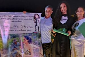 Filha de agricultores, Nilcinádia veio da roça e se formou em Minas Gerais. Ao som de Zezé di Camargo, médica homenageia pais em formatura