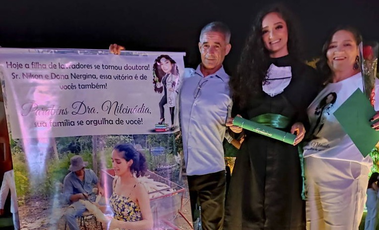 Filha de agricultores, Nilcinádia veio da roça e se formou em Minas Gerais. Ao som de Zezé di Camargo, médica homenageia pais em formatura