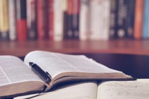 Universidades afegãs reabrem com cortinas para separar alunos e alunas