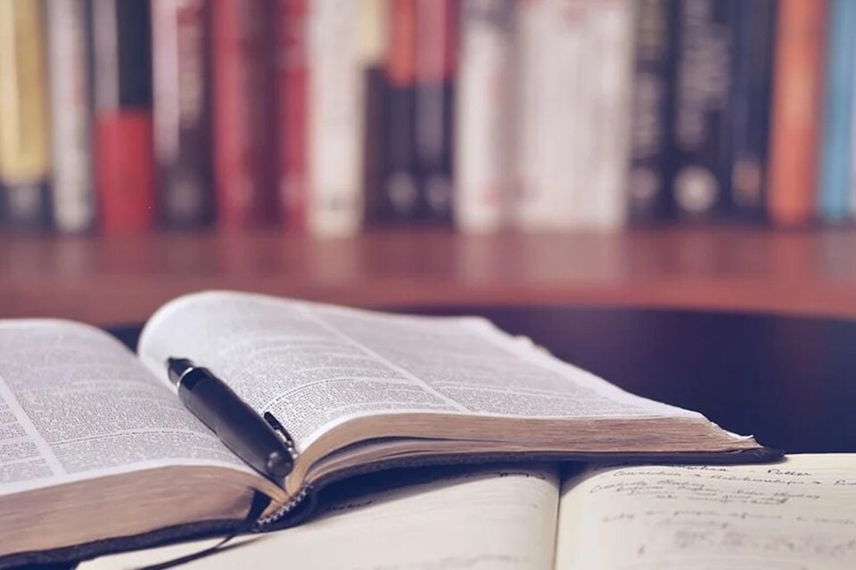 Universidades afegãs reabrem com cortinas para separar alunos e alunas