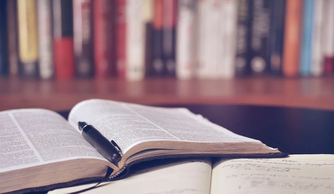 Universidades afegãs reabrem com cortinas para separar alunos e alunas