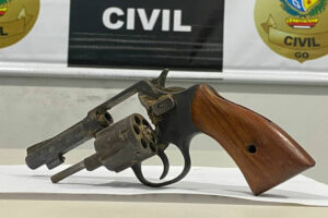 Revolver apreendido - Homem responde por atirar na companheira dentro de casa noturna de Uruaçu. Ele confessou o crime que cometeu por ciúmes. Tiro atingiu o braço