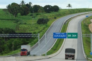 Ultrapassagens mal sucedidas e acidentes na BR-364 marcam o feriado nas BRs de Goiás