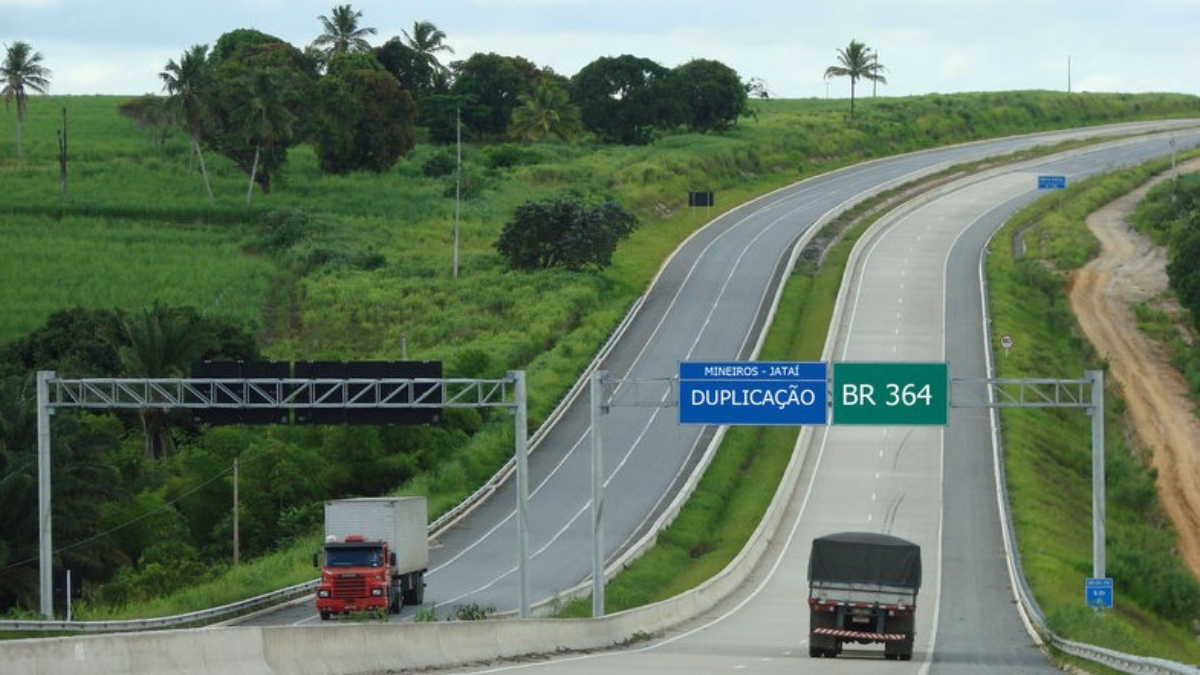 Ultrapassagens mal sucedidas e acidentes na BR-364 marcam o feriado nas BRs de Goiás