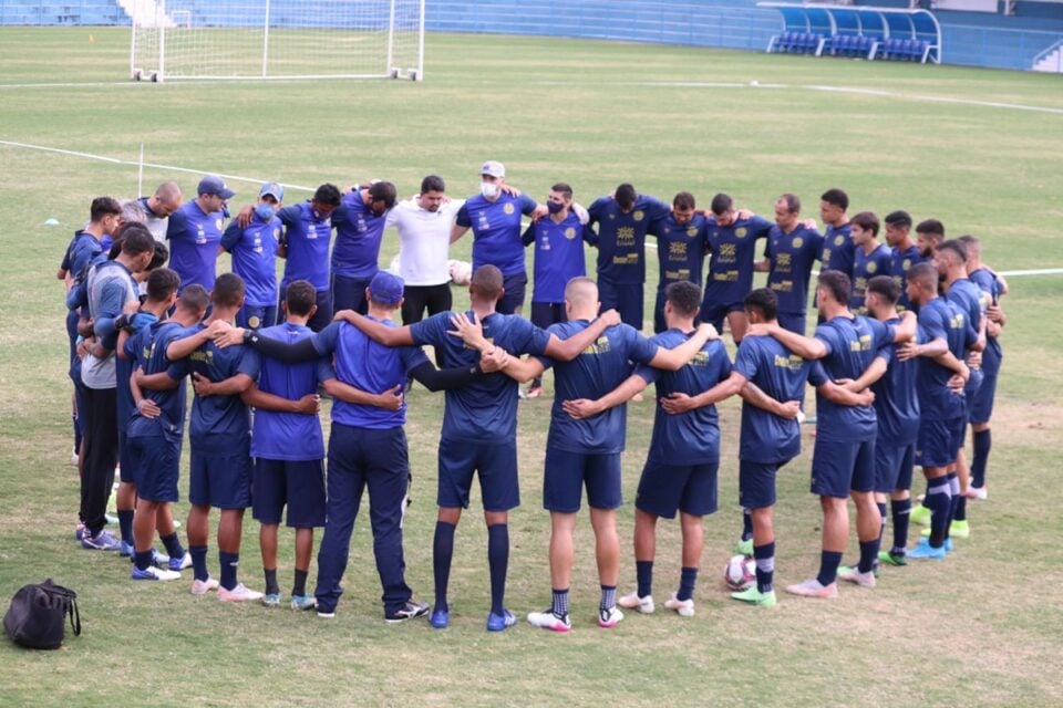 Jogadores da Aparecidense reunidos no gramado