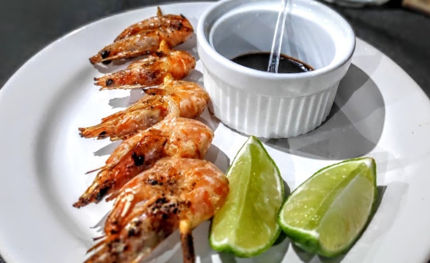 Espetinho de camarão é opção no Empório do Espeto, destaque entre os espetos em Aparecida de Goiânia