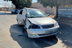 Carro branco destruído na lateral direita após acidente. Está sem roda. Motorista morre após bater veículo em árvore no Conjunto Vera Cruz I em Goiânia