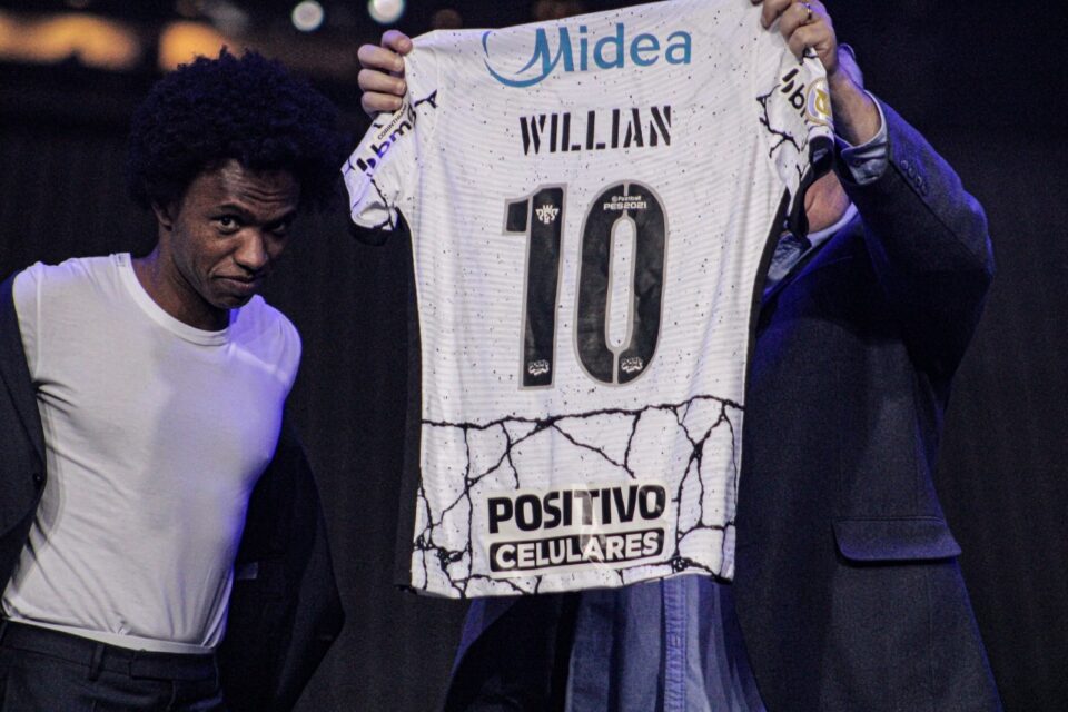 Imagem que ilustra a matéria Willian recebe a 10 do Corinthians em festa de aniversário e explica retorno ao Brasil