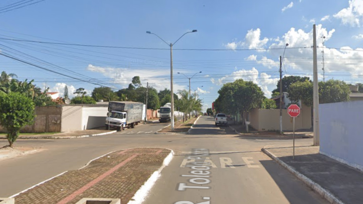 Motociclista fica gravemente ferido após colisão contra caminhão em Senador Canedo