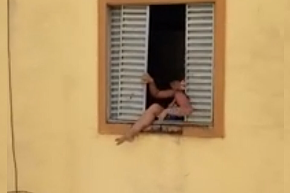 Grávida tenta pular janela de prédio para escapar de agressão de marido; veja vídeo