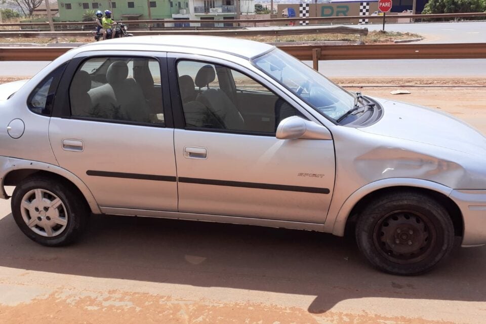 Carro amassado GO-060