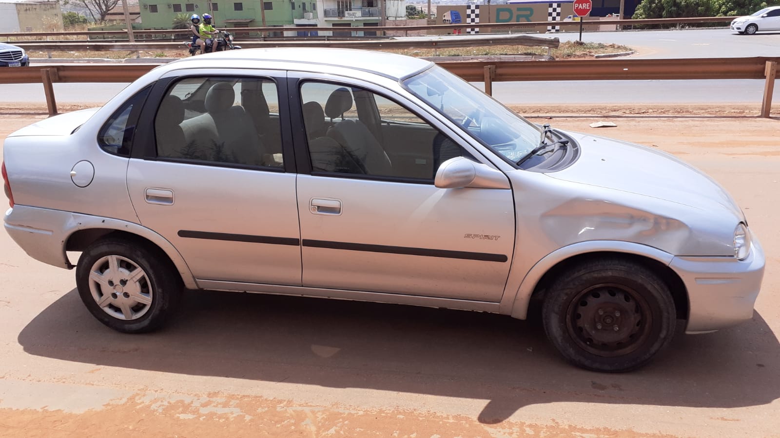 Carro amassado GO-060