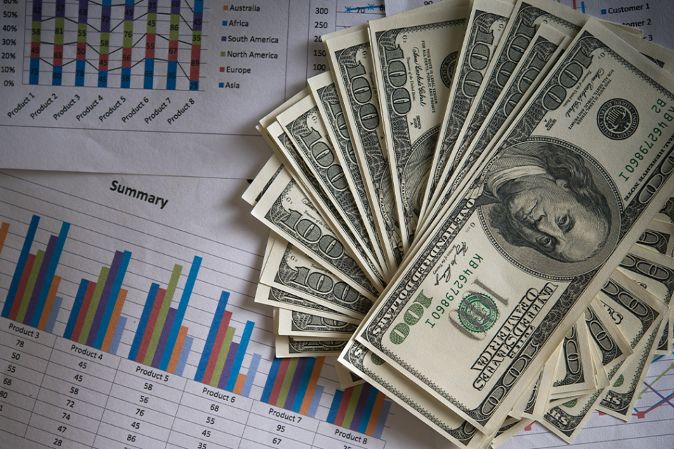 Dólar sobe com mercado externo, mas continua abaixo de R$ 5,30