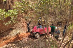 Motorista morre após carro cair de ponte de aproximadamente 10 metros, em Goianésia